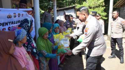 Polres Bondowoso Salurkan Bantuan Beras untuk Warga Curahpoh di Hari Bhayangkara – ke 80