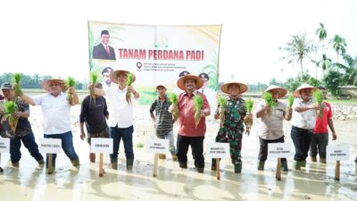 Bupati Aceh Tamiang, Armia bersama Sekretaris Daerah Aceh M. Nasir yang hadir mewakili Gubernur Aceh H. Muzakir Manaf