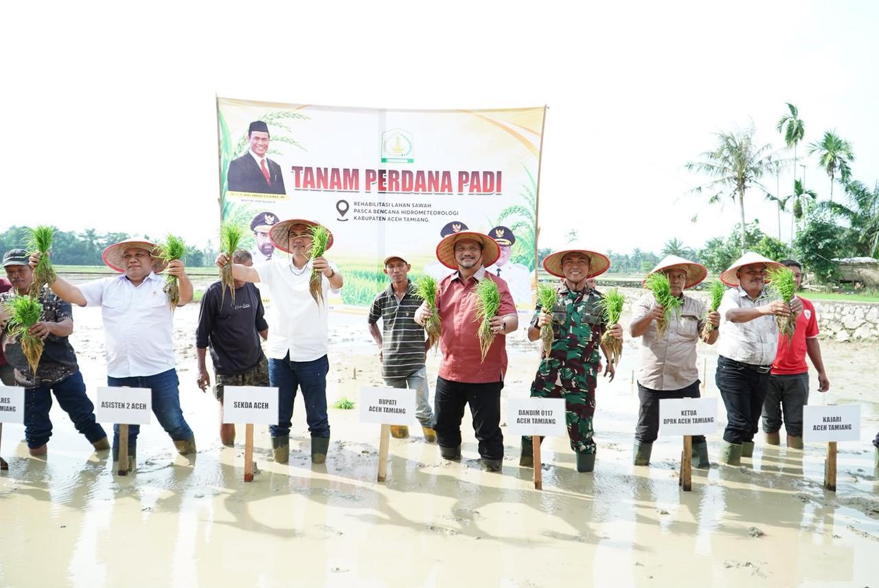 Bupati Aceh Tamiang, Armia bersama Sekretaris Daerah Aceh M. Nasir yang hadir mewakili Gubernur Aceh H. Muzakir Manaf
