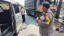 Tuai Pujian Warganet, Aksi Heroik Bhabinkamtibmas Polsek Bagor Selamatkan Bayi Korban Kecelakaan Bus di Nganjuk