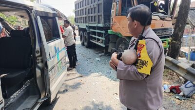 Tuai Pujian Warganet, Aksi Heroik Bhabinkamtibmas Polsek Bagor Selamatkan Bayi Korban Kecelakaan Bus di Nganjuk