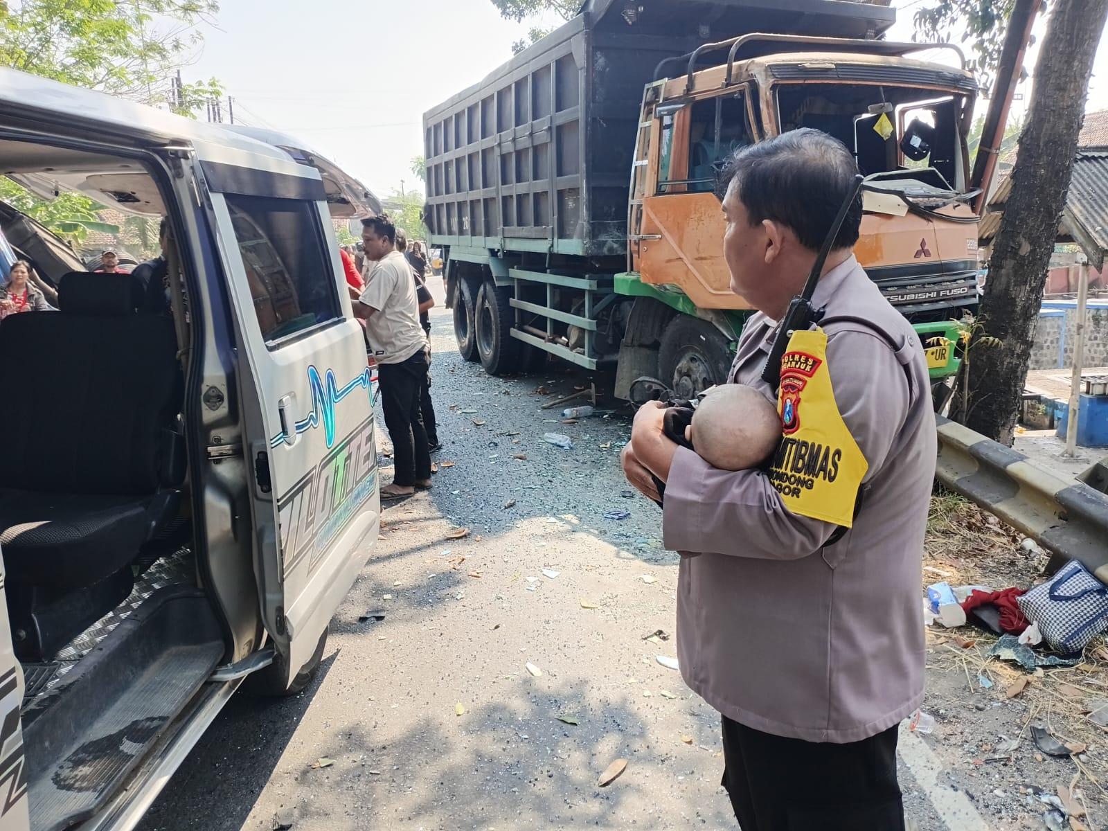 Aksi heroik anggota Polres Nganjuk Polda Jatim menuai pujian dari masyarakat dan warganet setelah videonya viral di media sosial.