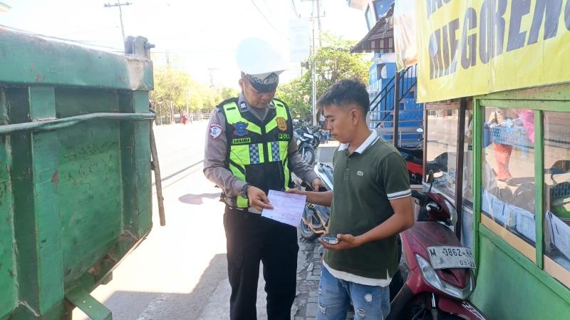 Petugas menghentikan kendaraan yang melanggar
