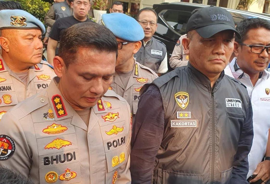 Kortas Tipidkor Polri dan Polda Metro Jaya melakukan penggeledahan di sebuah cafe de’CLAN Signature dan di Koin Money Changer