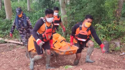TNI AL. Kodaeral XI. Personel Kodaeral XI bergerak cepat bergabung dalam operasi Search and Rescue (SAR) untuk mencari seorang warga yang diduga terjatuh ke Sungai Maro