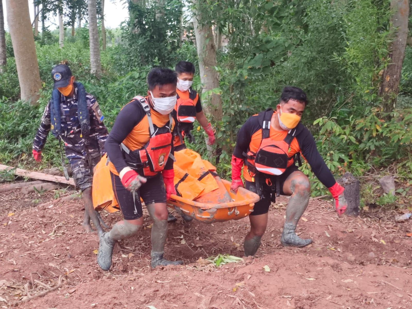 TNI AL. Kodaeral XI. Personel Kodaeral XI bergerak cepat bergabung dalam operasi Search and Rescue (SAR) untuk mencari seorang warga yang diduga terjatuh ke Sungai Maro