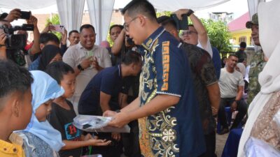 Wali Kota Langsa Serahkan Seragam Sekolah Gratis bagi Anak Yatim Piatu di Langsa Lama
