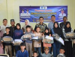 Wali Kota Langsa Serahkan Bantuan Peralatan Sekolah bagi Anak Yatim Paya Bujok Seulemak