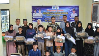 Wali Kota Langsa Serahkan Bantuan Peralatan Sekolah bagi Anak Yatim Paya Bujok Seulemak