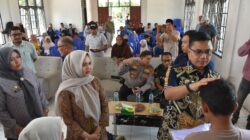 Wali Kota Langsa Serahkan Seragam Sekolah Gratis bagi 169 Anak Yatim Piatu di Langsa Timur