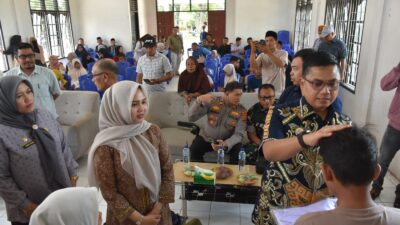 Wali Kota Langsa Serahkan Seragam Sekolah Gratis bagi 169 Anak Yatim Piatu di Langsa Timur