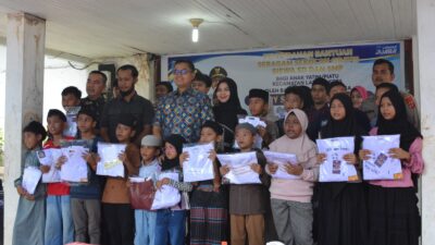 Wali Kota Langsa Serahkan Seragam Sekolah Gratis kepada Anak Yatim Piatu di Langsa Kota
