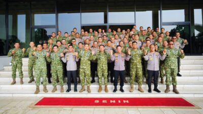 Kapolri Jenderal Listyo Sigit Prabowo bersama jajaran PJU Mabes Polri melakukan silaturahmi dengan Panglima TNI Jenderal Agus Subiyanto di Mabes TNI, Cilangkap