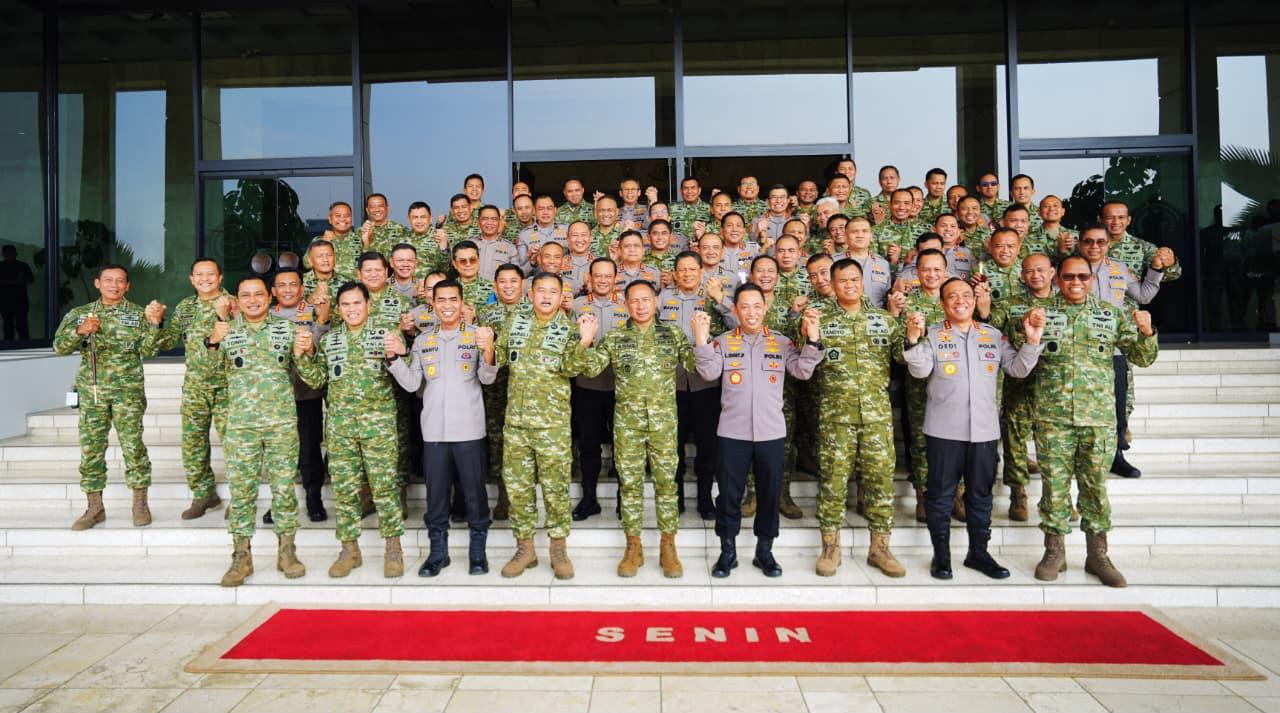 Kapolri Jenderal Listyo Sigit Prabowo bersama jajaran PJU Mabes Polri melakukan silaturahmi dengan Panglima TNI Jenderal Agus Subiyanto di Mabes TNI, Cilangkap