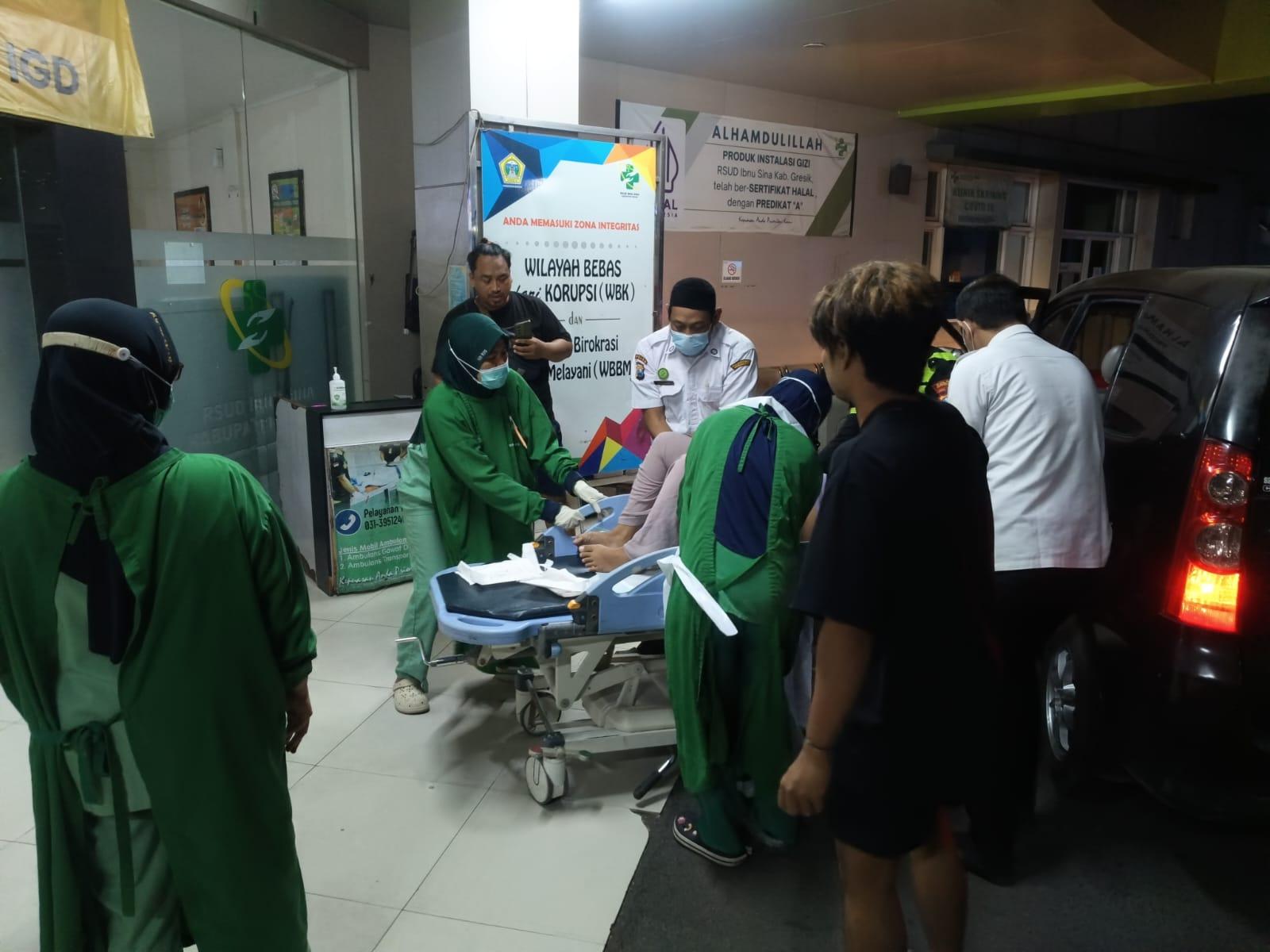 Personel Satlantas Polres Gresik Polda Jatim dalam memberikan pelayanan kemanusiaan kepada masyarakat.