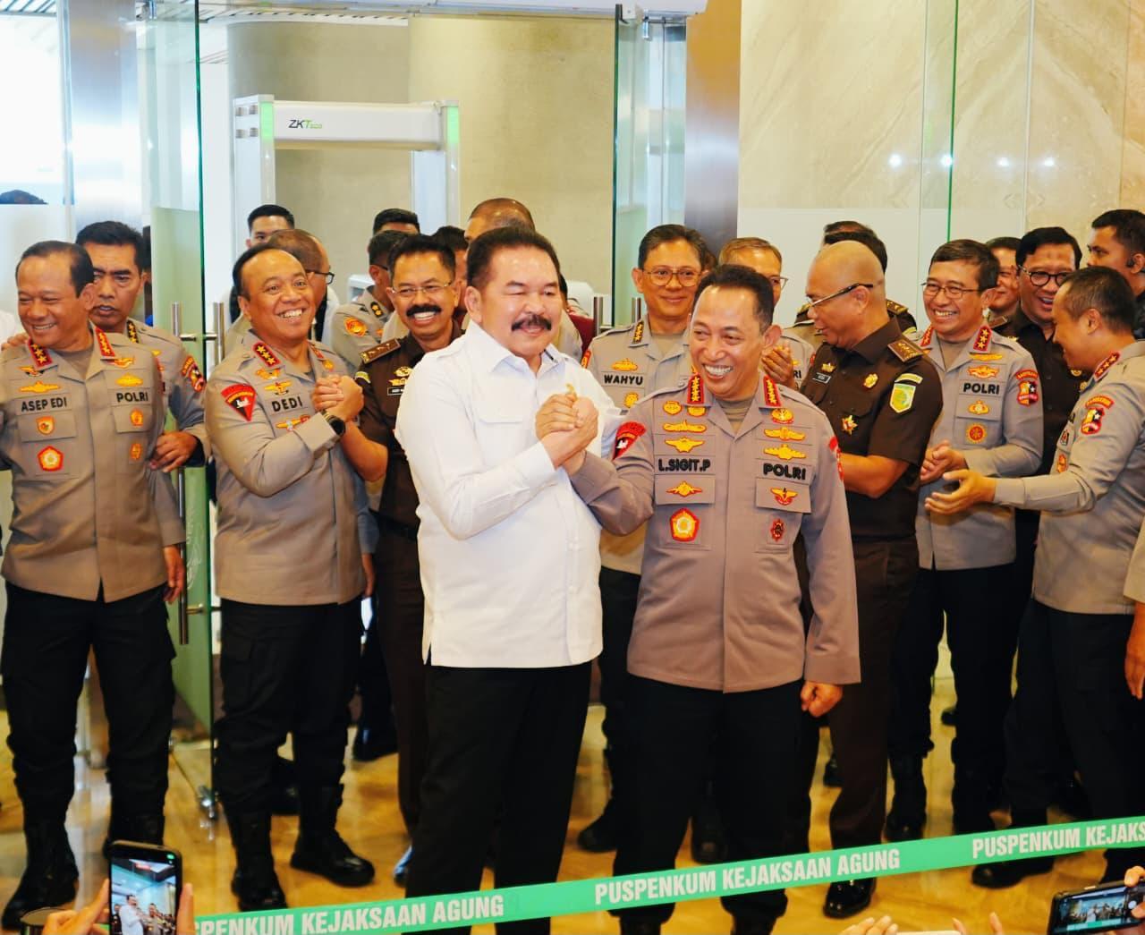 Kapolri Jenderal Polisi Drs. Listyo Sigit Prabowo, M.Si. bersama Jaksa Agung Republik Indonesia Prof. Dr. H. Sanitiar Burhanuddin, S.H., M.M.