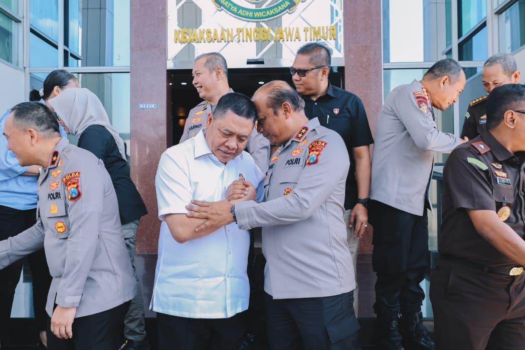 Kapolda Jawa Timur Irjen Pol. Drs. Nanang Avianto, M.Si., bersama Wakapolda Jawa Timur Brigjen Pol. Dr. Pasma Royce, S.I.K., M.H., didampingi Pejabat Utama (PJU) Polda Jawa Timur, melaksanakan silaturahmi ke Kejaksaan Tinggi Jawa Timur