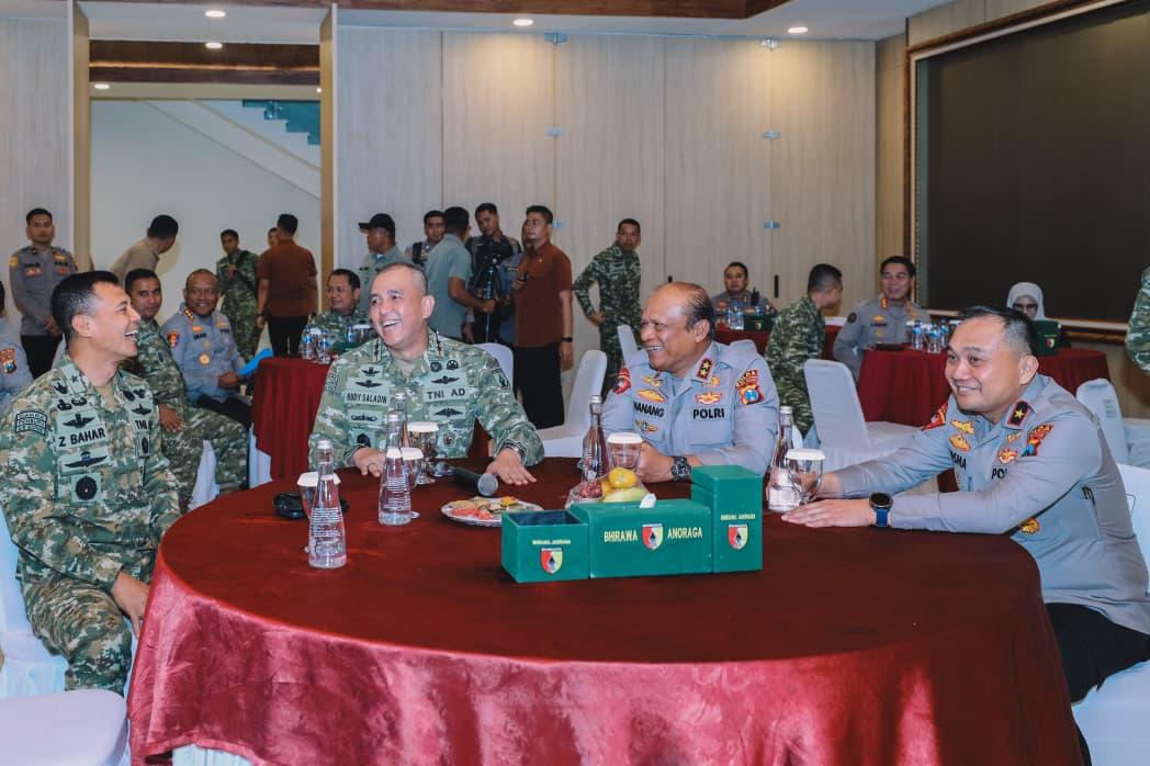 Kapolda Jawa Timur Irjen Pol. Drs. Nanang Avianto, M.Si., didampingi Wakapolda Jawa Timur Brigjen Pol. Dr. Pasma Royce, S.I.K., M.H., bersama Pejabat Utama (PJU) Polda Jawa Timur ke Markas Kodam V/Brawijaya