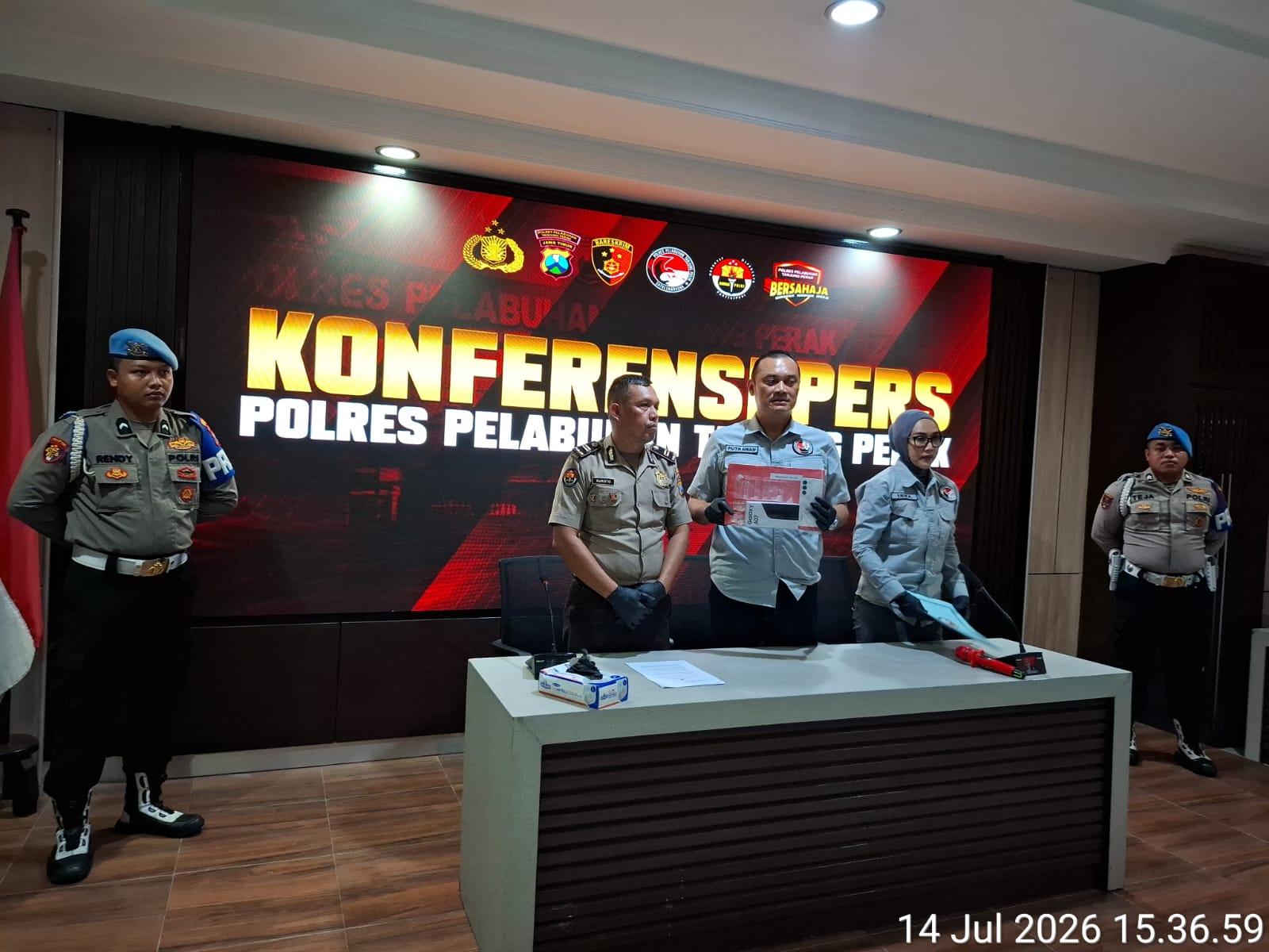 Satresnarkoba Polres Pelabuhan Tanjung Perak kembali mengungkap kasus peredaran narkotika jenis sabu. Petugas menangkap seorang pria berinisial TWS (29)