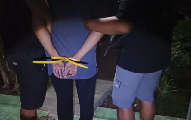 Seorang pria berinisial GIP (28) ditangkap setelah identitasnya terungkap melalui rekaman kamera pengawas (CCTV) milik desa.
