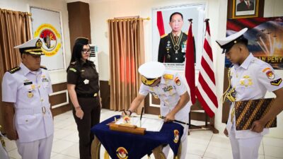 Komandan Kodaeral XI, Laksda TNI Joko Andriyanto, S.T., M.Tr.Hanla., M.A.P., pimpin acara Penyumpahan Perwira Kodaeral XI