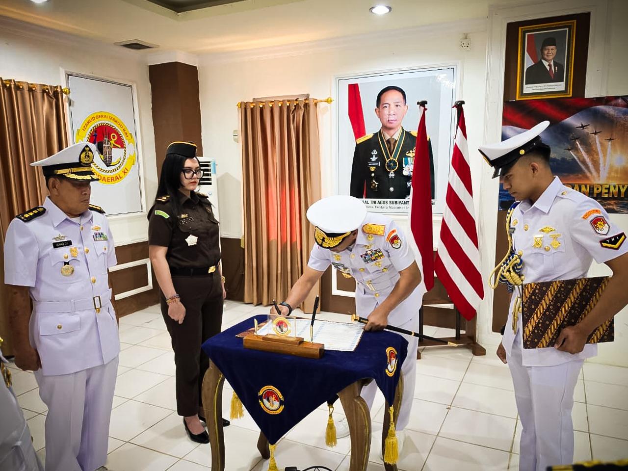 Komandan Kodaeral XI, Laksda TNI Joko Andriyanto, S.T., M.Tr.Hanla., M.A.P., pimpin acara Penyumpahan Perwira Kodaeral XI