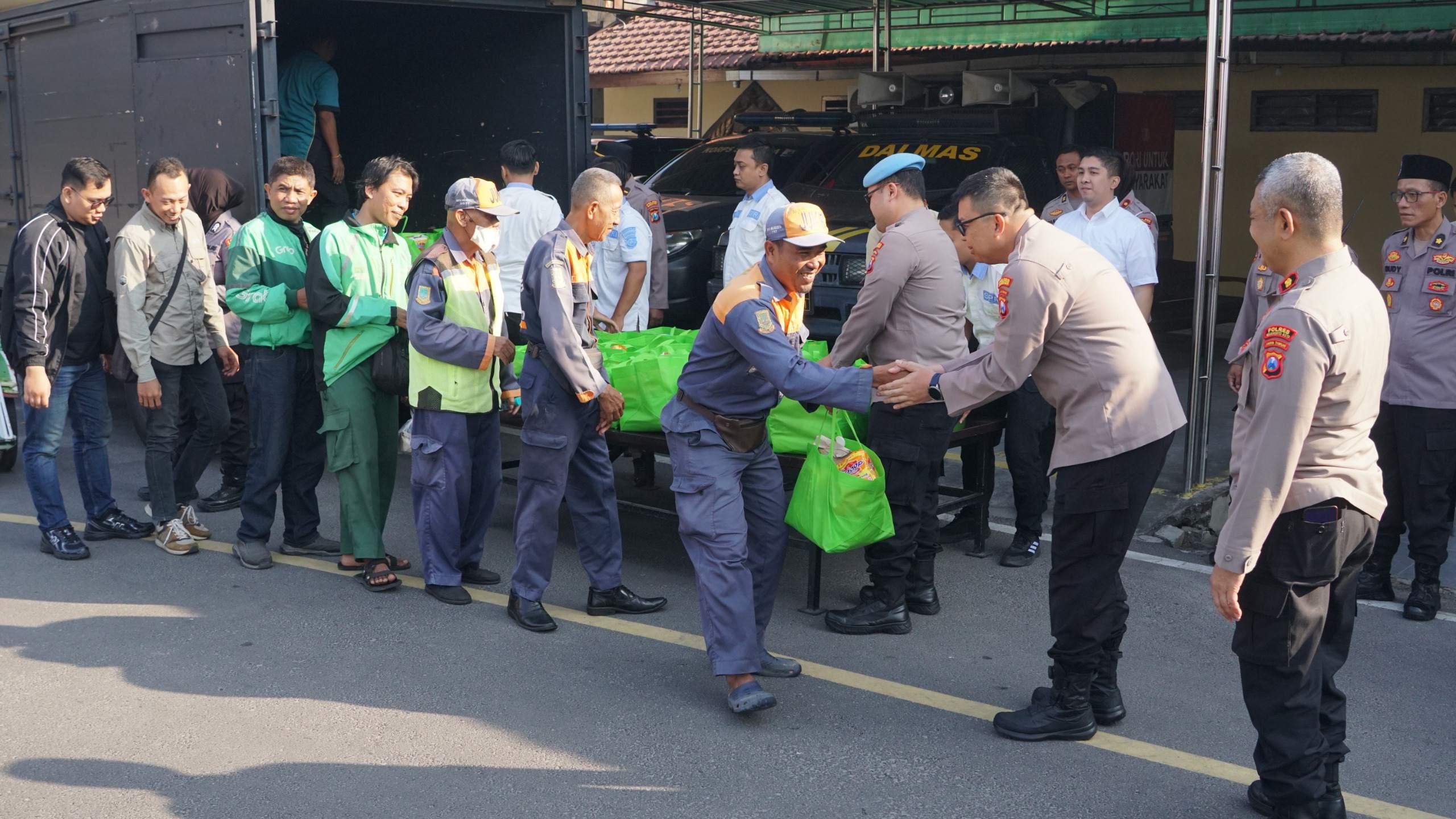 Kapolres Mojokerto Kota AKBP Herdiawan Arifianto didampingi Wakapolres Mojokerto Kota Kompol Jalaludin
