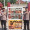 Jumat Berkah, Polsek Blega Berbagi Nasi Kotak Gratis untuk Warga dan Pengguna Jalan