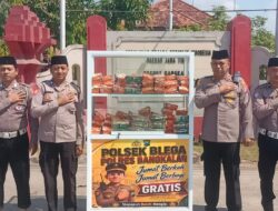 Jumat Berkah, Polsek Blega Berbagi Nasi Kotak Gratis untuk Warga dan Pengguna Jalan