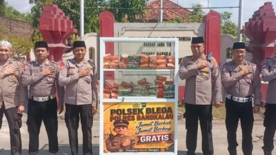 Jumat Berkah, Polsek Blega Berbagi Nasi Kotak Gratis untuk Warga dan Pengguna Jalan