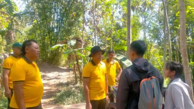 Dua orang warga yang tersesat di kawasan Puncak Mahadewa