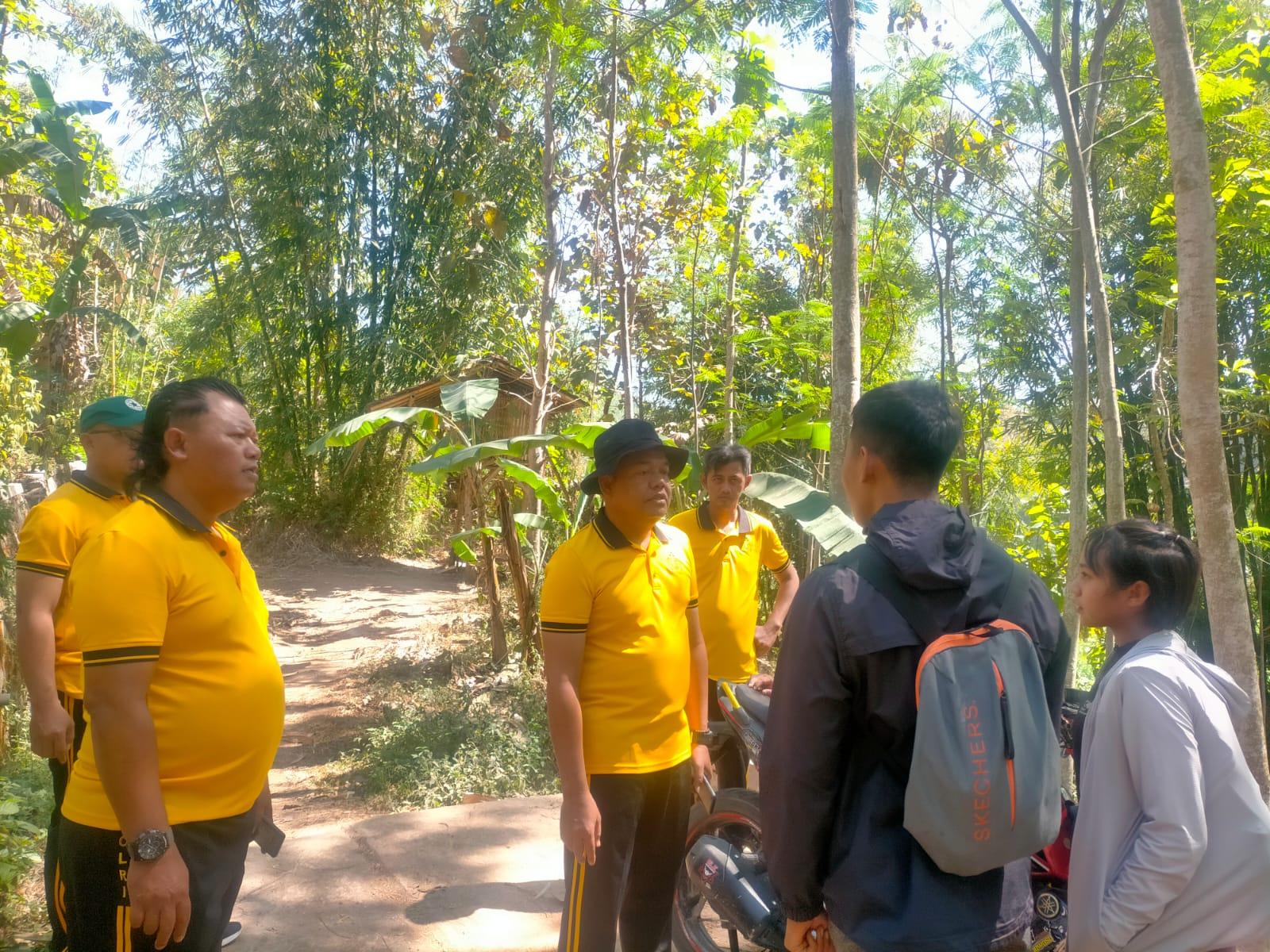 Dua orang warga yang tersesat di kawasan Puncak Mahadewa
