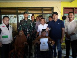 Bupati Sidoarjo Serahkan Alat Bantu Kesehatan dan Sidak Rumah Tidak Layak Huni di Tulangan-Wonoayu