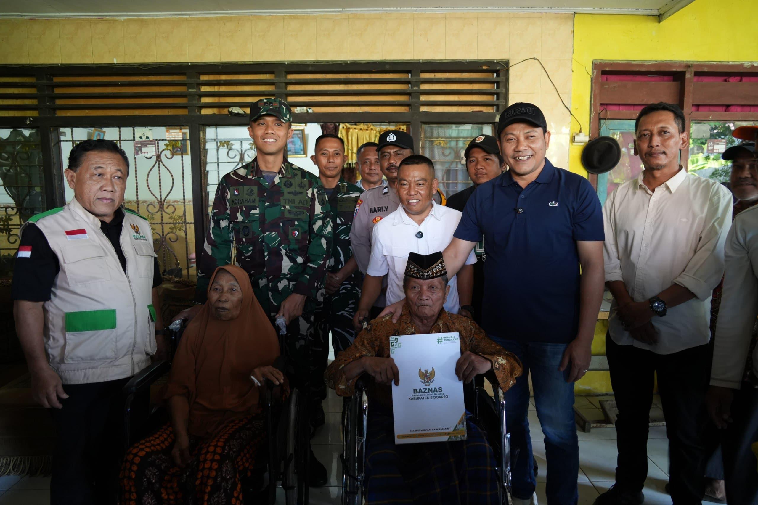 Bupati Sidoarjo Serahkan Alat Bantu Kesehatan dan Sidak Rumah Tidak Layak Huni di Tulangan-Wonoayu