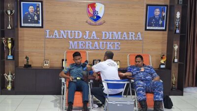 Personel Kodaeral XI kegiatan donor darah yang diselenggarakan dalam rangka memperingati Hari Bhakti TNI Angkatan Udara ke-79.