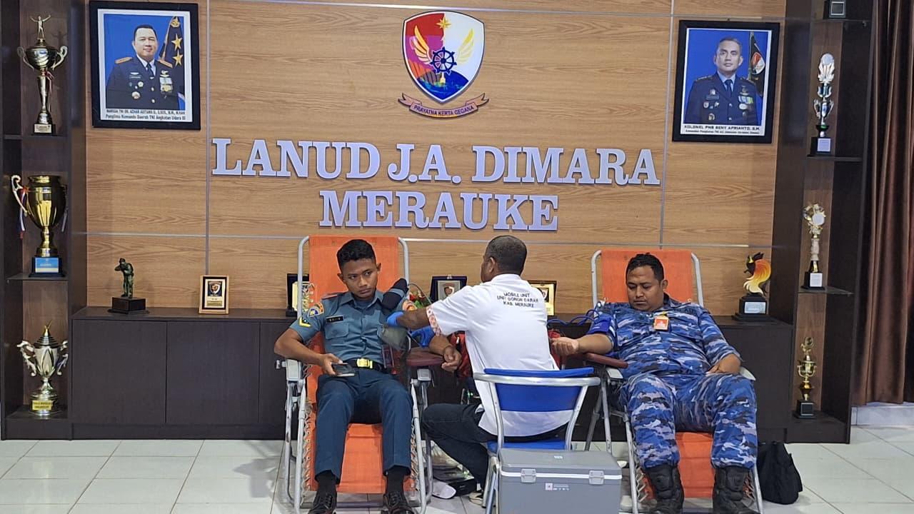 Personel Kodaeral XI kegiatan donor darah yang diselenggarakan dalam rangka memperingati Hari Bhakti TNI Angkatan Udara ke-79.