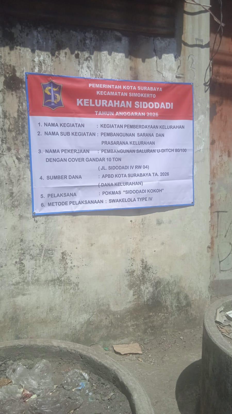 Papan nama Pembangunan saluran U-Ditch ukuran 80/100 dengan cover gandar 10 ton di Jalan Sidodadi IV RW 04, Kelurahan Sidodadi Surabaya