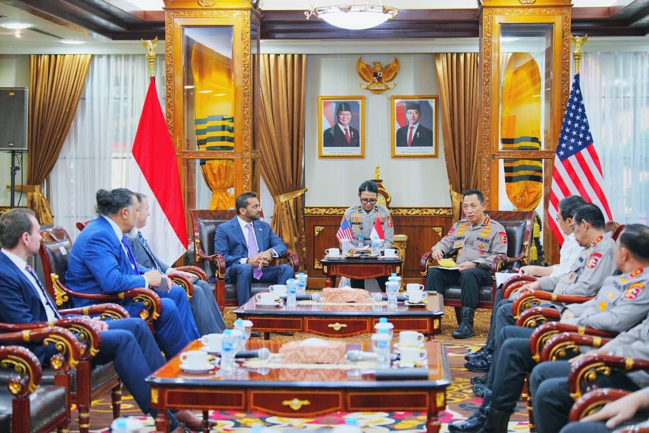 Kapolri Jenderal Polisi Drs. Listyo Sigit Prabowo, M.Si., menerima audiensi Direktur Federal Bureau of Investigation (FBI), Mr. Kash Patel