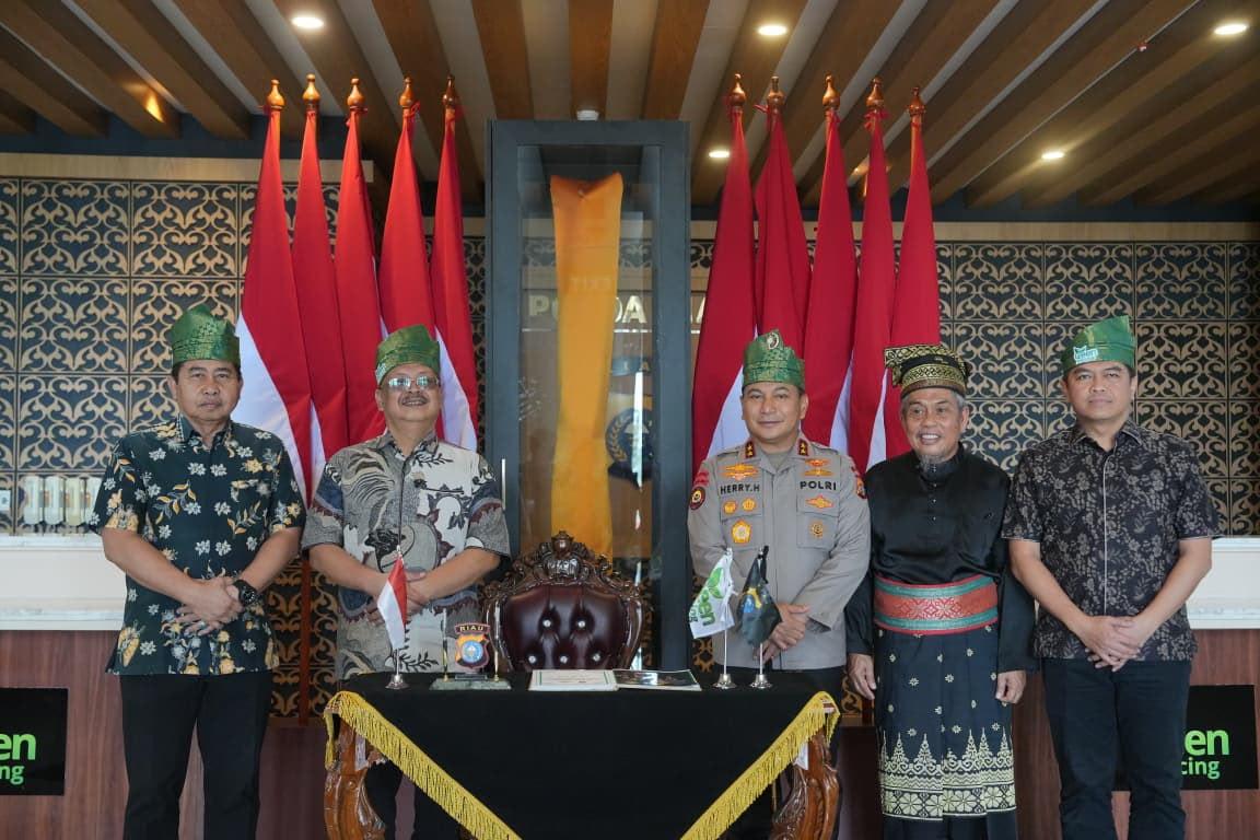 Kadiv Humas Polri Irjen Pol. Johnny Eddizon Isir, S.I.K., M.T.C.P.,