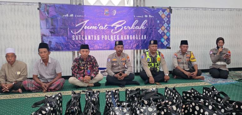 Kegiatan tersebut dipimpin oleh Kasatlantas Polres Bangkalan AKP Febry Hermawan yang di wakili oleh Kanit Regident (KRI) Iptu Bross Tito Dharmawan dan Kbo ipda bejo bersama anggota lainnya