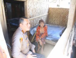 Polri Peduli : Polres Bondowoso Santuni Nenek Sebatangkara