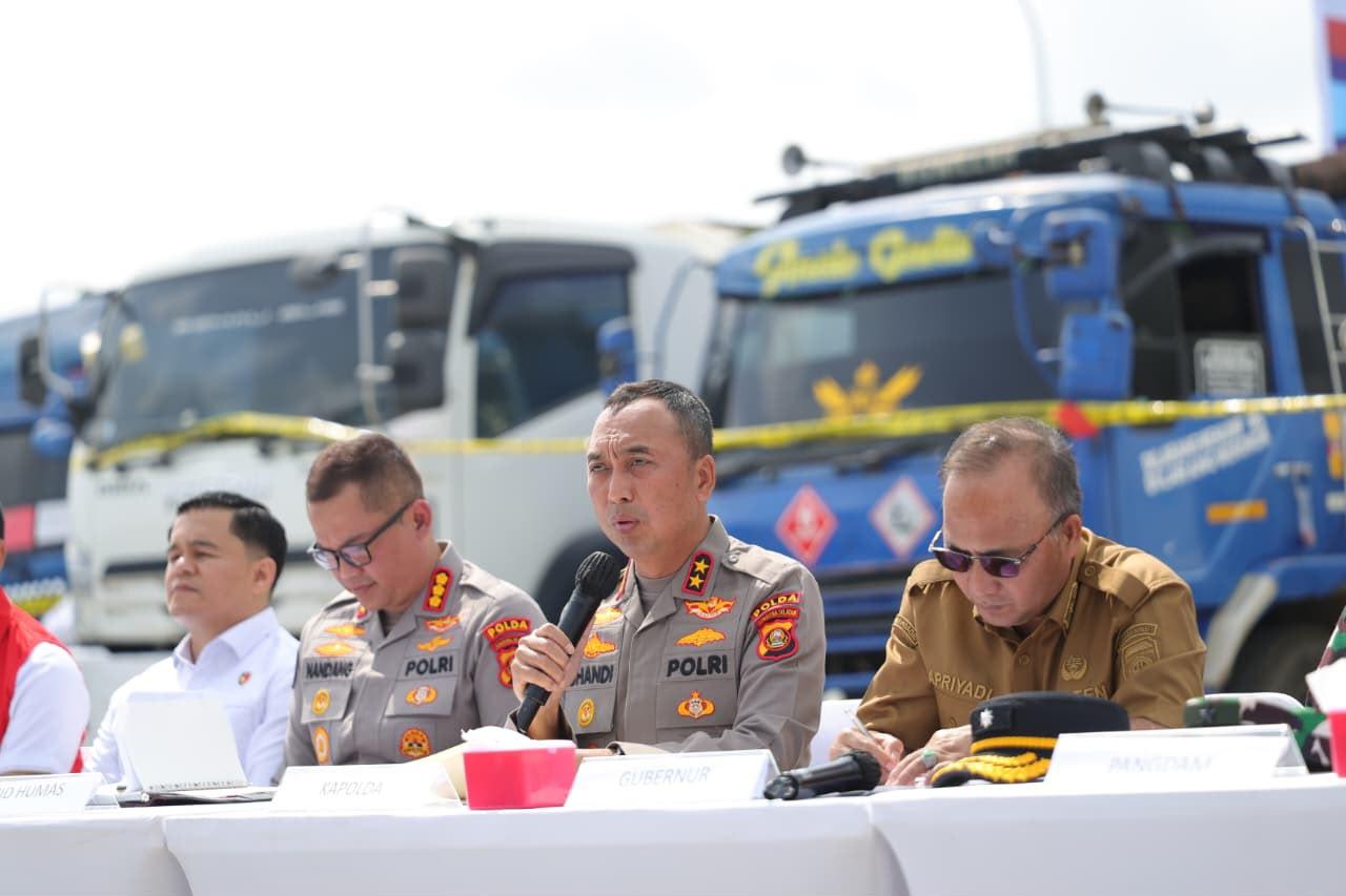 Polda Sumatera Selatan menggelar konferensi pers berskala besar terkait pengungkapan kasus kejahatan penyalahgunaan Bahan Bakar Minyak (BBM) ilegal