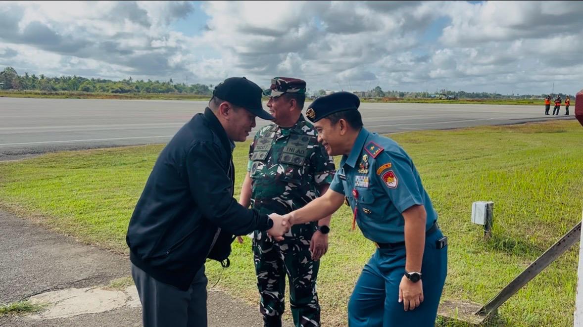 Wakil Komandan Kodaeral XI, Laksma TNI Wawan T. Atmaja, S.E., M.A.P., bersama Deputi Bidang Geostrategi Dewan Pertahanan Negara (DPN), Mayjen TNI Frega F. Wenas Inkiriwang, Ph.D., FHEA.,