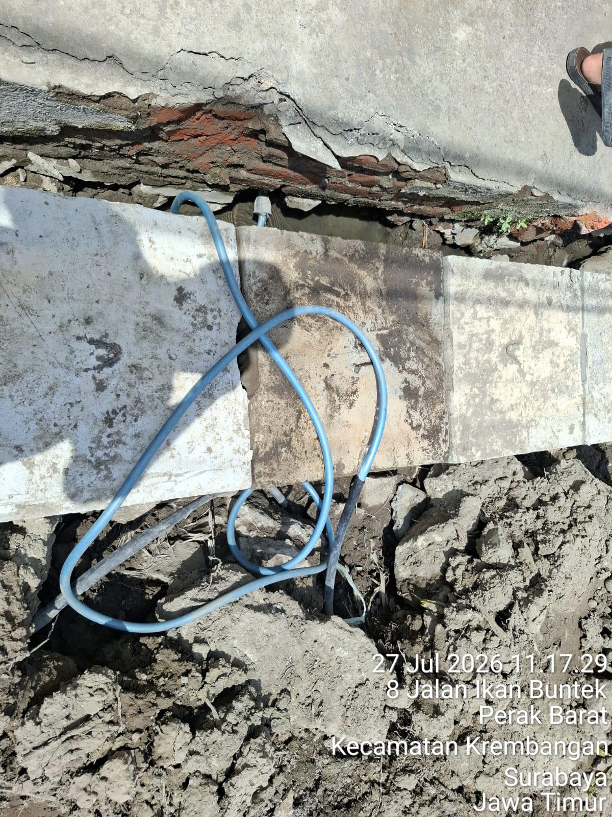 Sambungan Rumah (SR) milik PDAM, disambung menggunakan selang plastik seadanya.
