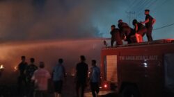 Komandan Kodaeral XI Kerahkan Tim Siaga Bencana, TNI AL Sigap Bantu Padamkan Kebakaran di Merauke