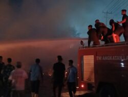 Komandan Kodaeral XI Kerahkan Tim Siaga Bencana, TNI AL Sigap Bantu Padamkan Kebakaran di Merauke