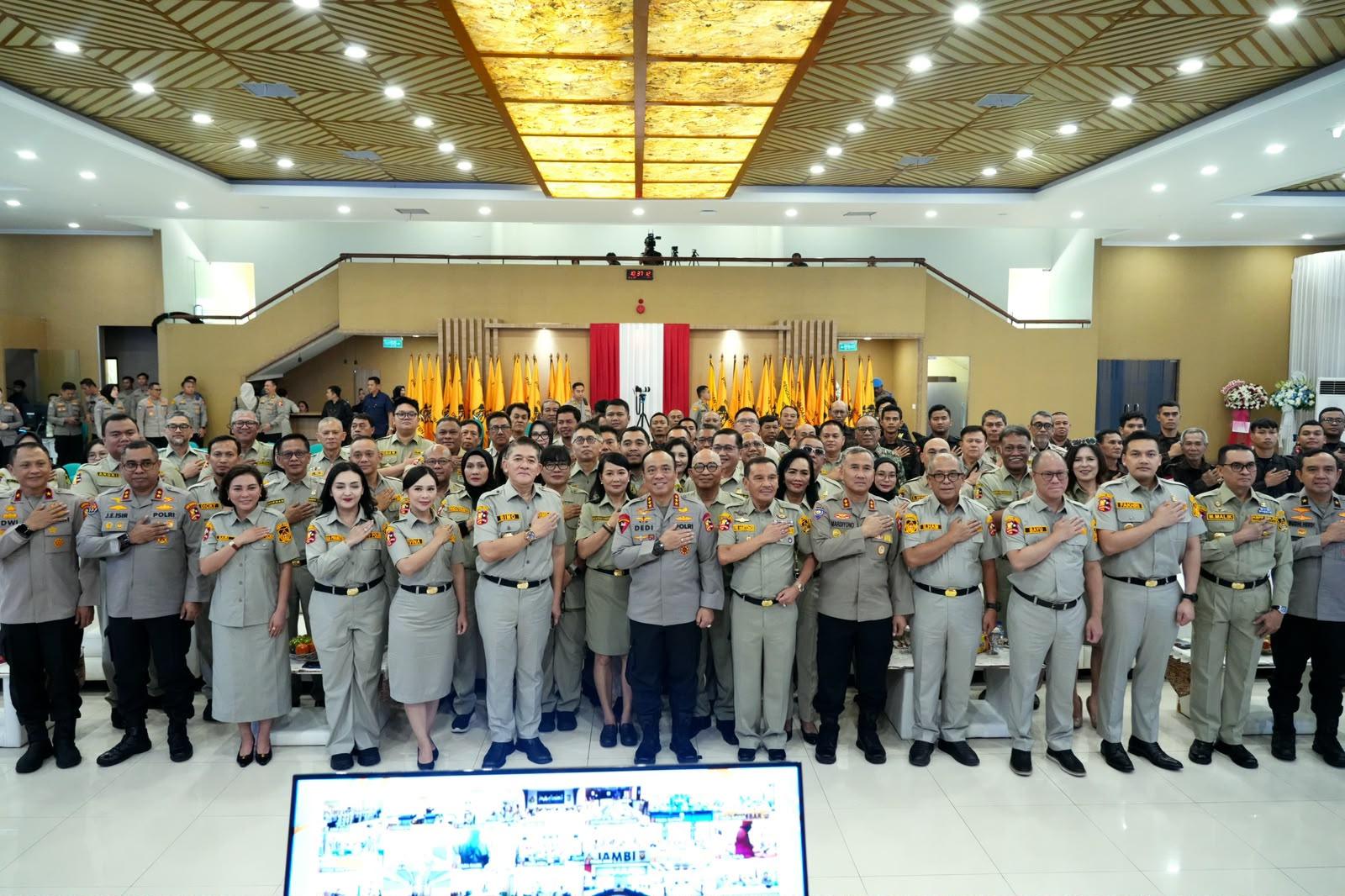 Wakapolri Komjen Pol. Prof. Dr. Dedi Prasetyo, S.H., M.Hum., M.Si., M.M., mengukuhkan Pengurus Pimpinan Pusat Keluarga Besar Putra Putri (KBPP) Polri Masa Bakti 2026–2031