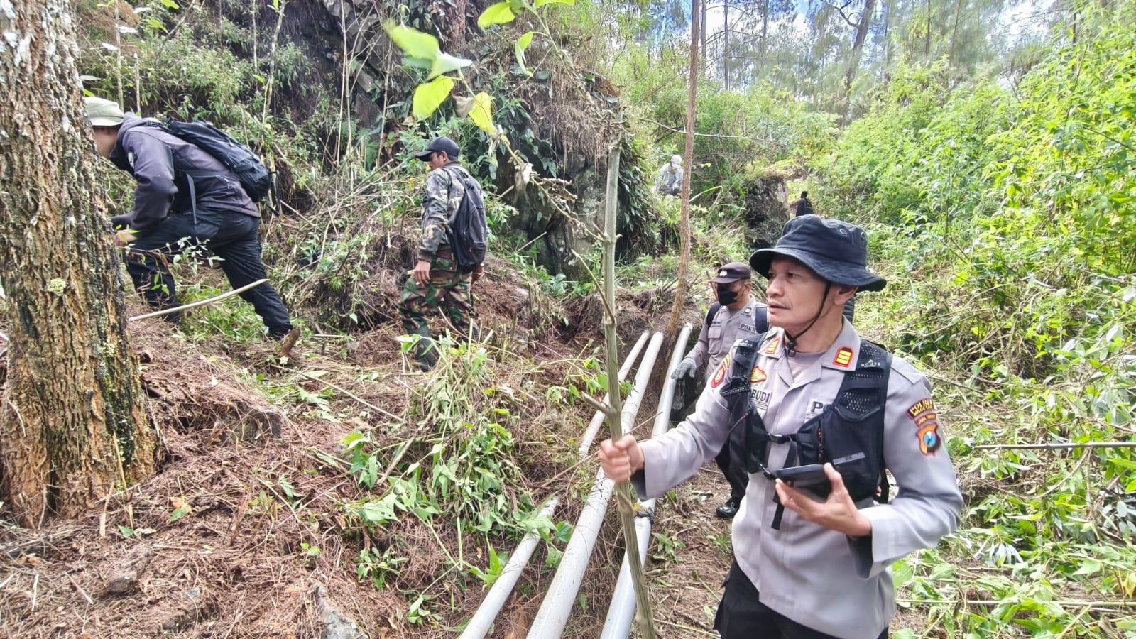 Polres Magetan bersama Perhutani KPH Lawu membuat ilaran api (sekat bakar) sejauh 1,8 km di kawasan hutan Cemorosewu