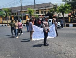 Kanit Turjawali Polres Bangkalan Sigap Atur Arus Lalu Lintas Saat Aksi Demo
