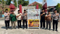 Polsek Blega Gandeng Wartawan Gelar Jumat Berkah, Bagikan Makanan Gratis Kepada Pengguna Jalan